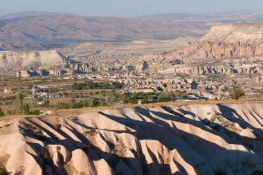 Kapadokya Türkiye 'nin ünlü antik kaya evleri