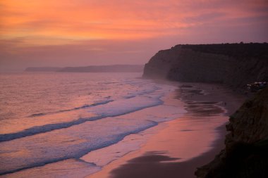 Denizin üzerinde güzel bir gün batımı