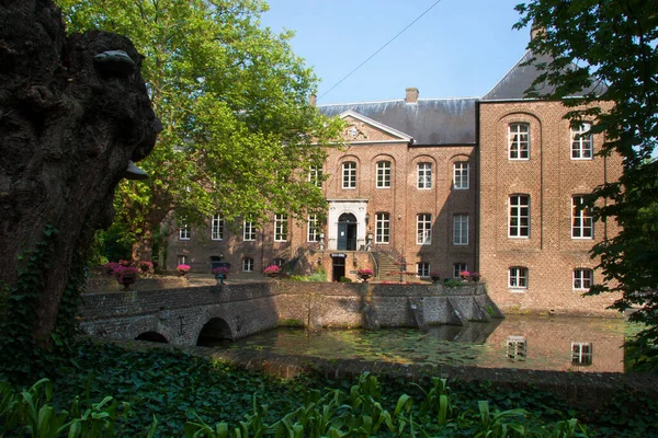 Günışığında su kanalı olan ortaçağ binası manzarası