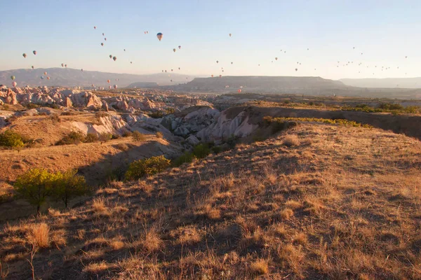 Treibende Heißluftballons Mit Touristen Die Überwältigende Ausblicke Über Eine Vulkanlandschaft — Stockfoto