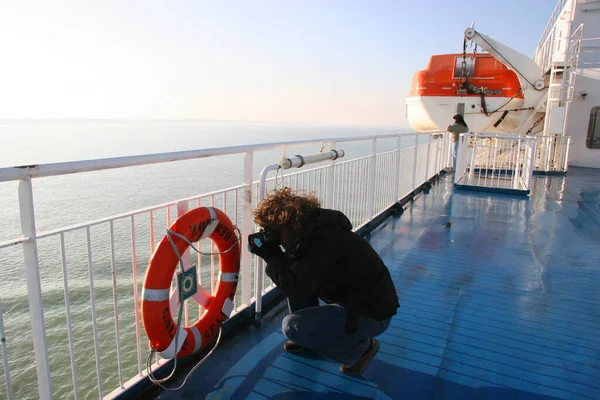 Mulher Fotógrafa Turista Desconhecida Posando Tirando Uma Foto Barco — Fotografia de Stock