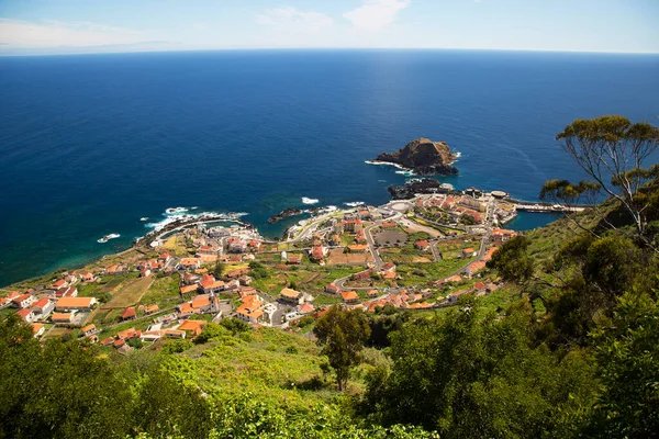 Küstenlandschaften Der Insel Madeira Porto Moniz Mit Natürlichem Meerschwimmbecken Zwischen — Stockfoto