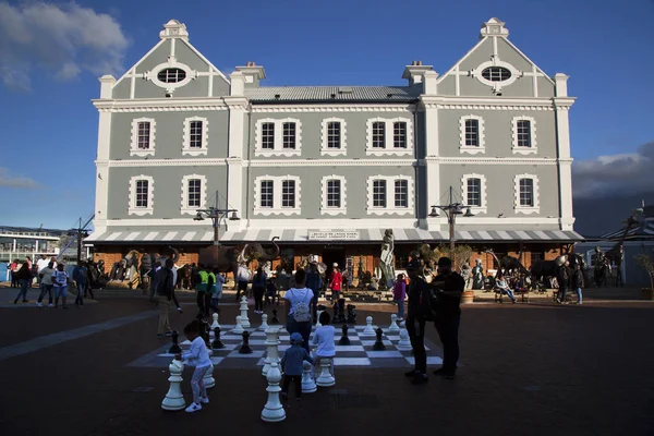 大規模なチェスをした旧市街地の人々は — ストック写真