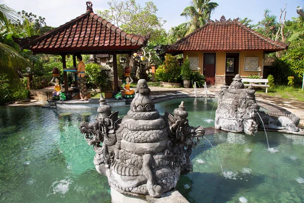 Bali geleneksel tapınak kompleksi bahçe, veranda, heykeller ve havuz