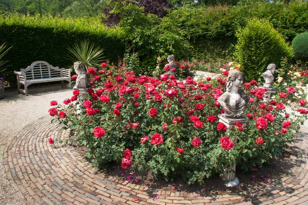 Botanischer Garten Mit Skulpturen Und Blühenden Blumen — Stockfoto