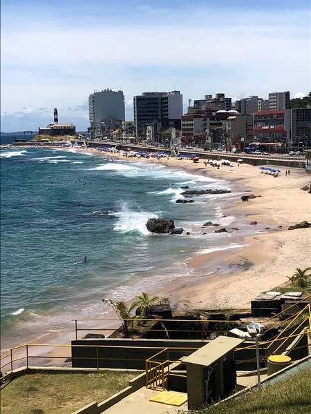 Halkın plaj sahnesinde insanlar gün ışığında