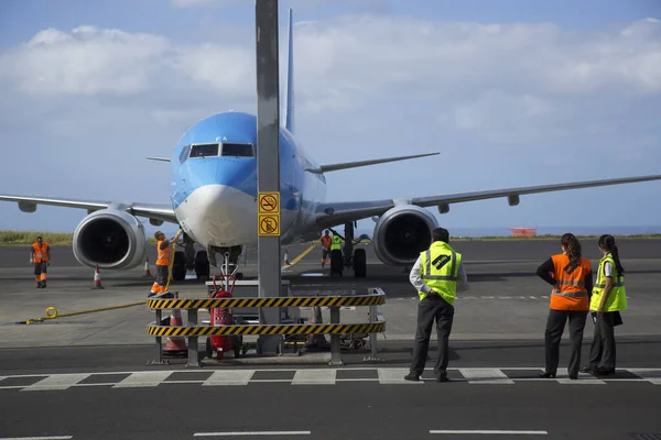 Bir uçağın, yer ekibinin havaalanına gelişi 