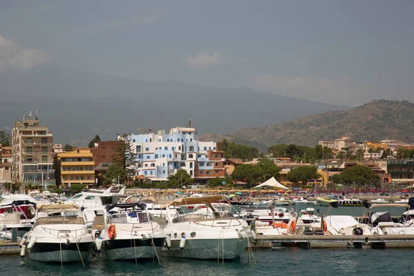 Kıyıdaki limanda demirlemiş tekneler, seyahat çekimleri.