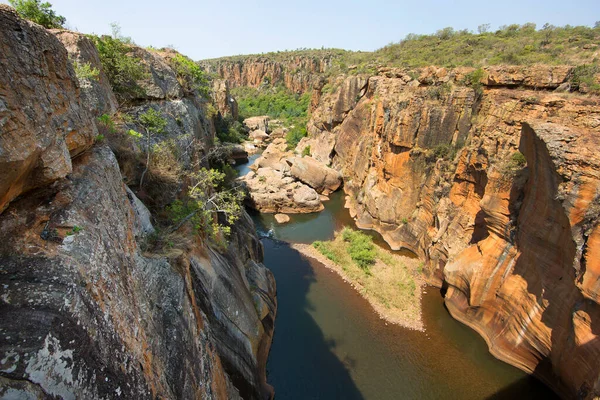 Dağlardaki nehrin güzel manzarası