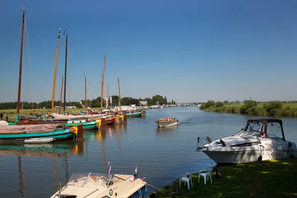 Kanal manzaralı tekneler