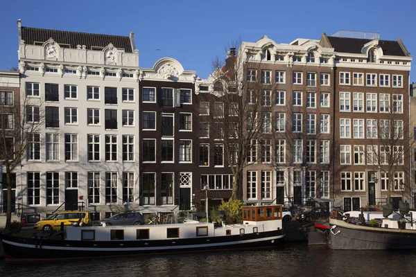 Edifícios Típicos Arquitetura Holandesa Cinturão Canal Amsterdã Com Vida Rua — Fotografia de Stock