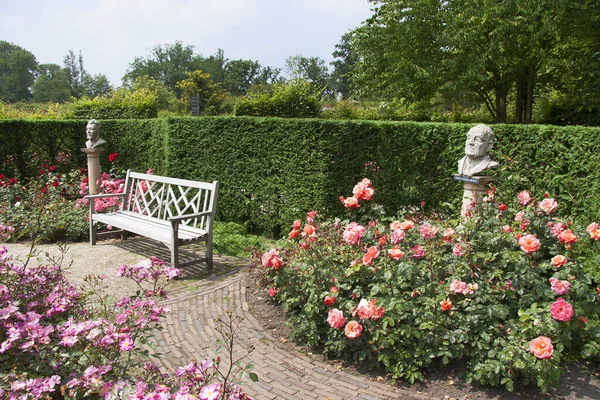 Botanisk Trädgård Utsikt Med Skulpturer Och Blommande Blommor — Stockfoto