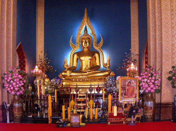 Buda heykeli tapınakta. 