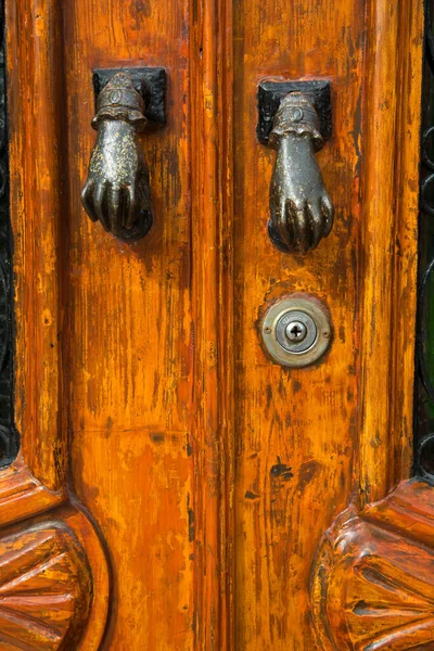 Staré Dřevo Klepadlem Vrchu Dveře — Stock fotografie