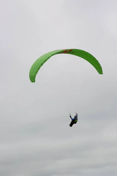 Paraglider Uçuyor Etkin Spor Konsepti — Stok fotoğraf