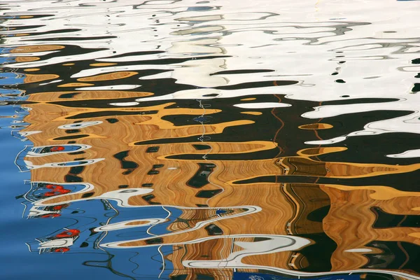 Suda renkli yansımalar