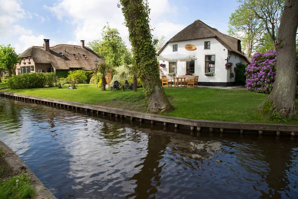 Hermoso Paisaje Con Río Una Pequeña Casa — Foto de Stock