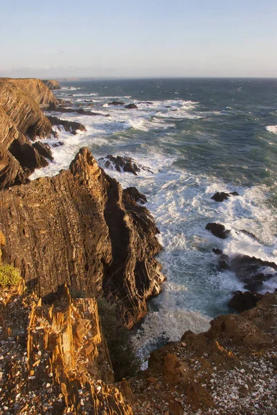 Oländigt Kustlandskap Med Klippor Surfvågor Klippor Havet Upplysta Mjukt Solljus — Stockfoto