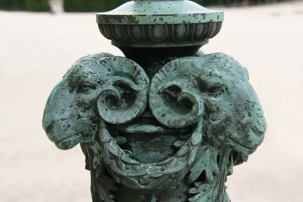 Красивая Территория Дворца Фонтанами Статуями Саду — стоковое фото