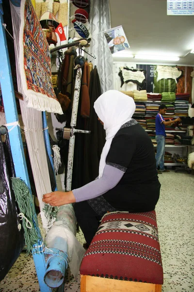 Woman Knitting Carpet Workshop — Stock Photo, Image