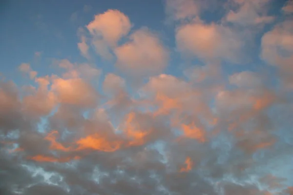 Vacker Himmel Med Moln Och Sol — Stockfoto