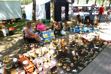 Parkta antika arabalar ve antika eşyalar var.