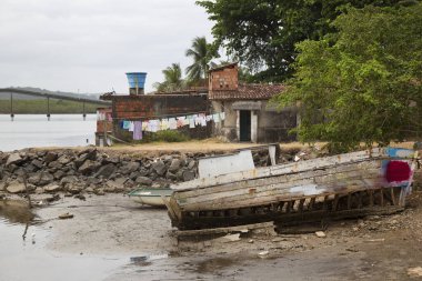 Sahildeki eski bina ve balıkçı teknesi 