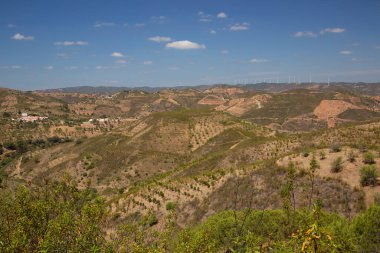 Vadi köy binalarının ve tepelerin manzarası
