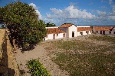 Tropik bölgelerdeki eski beyaz bina, seyahat çekimi.