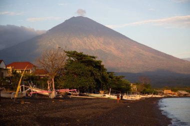 Sabahları dağların güzel manzarası