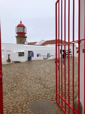 Sahildeki Cabo de Sao Vicente deniz feneri.