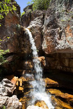 Şelaleli büyük taşların doğal manzarası.