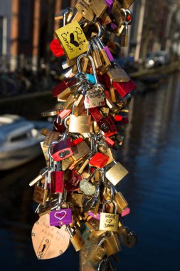 Aşıklar, aşklarını ve bağlılıklarını ya da ilk tatil aşklarını hatırlamak için üzerinde tarih ve isimlerin yazılı olduğu bir aşk kilidi takarlar.