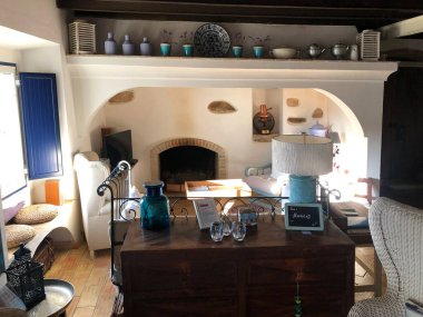 Modern bir otelin içinde.