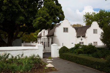 Tipik tarihi Hollanda sömürge çiftlikleri ve kırsal bir şehrin sokaklarındaki ev