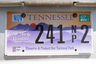 Aracın plakasının yakın görüntüsü