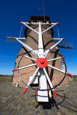 Tipik Hollanda yel değirmeni
