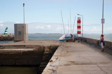 Sahilde güzel bir kırmızı deniz feneri manzarası
