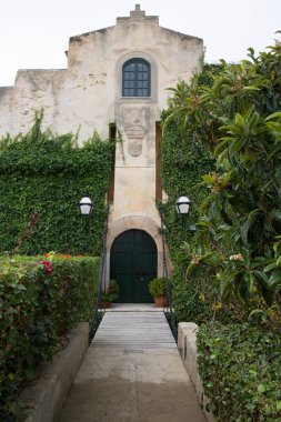 Portekiz, Alentejo 'nun güneybatısındaki Mira Nehri' ne yakın küçük bir kasaba.