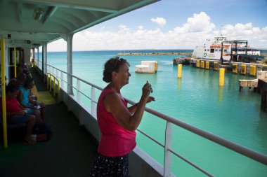 Yolcu teknesinde yüzenler