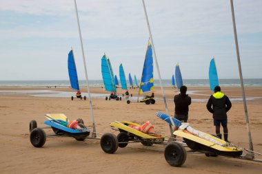 Plajda bir blokart, arazi ya da kum yelkenli araba ya da yük arabasıyla, rüzgarla çalışan üç tekerlekli ve yelkenli bir kara aracı ile yapılan bir yarışma.