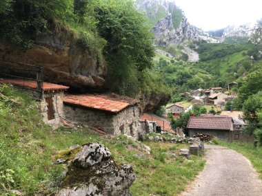 Yüksek dağ zirveleri arasındaki vadideki tipik tarım köyü.