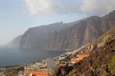 Kıyı kenti mimarisinin kayalar ve yeşillik manzarası