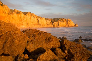 Gün batımında Rocky Sahili
