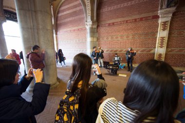 Şehirdeki bir grup insan  