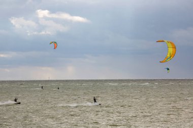 Denizde sörf yapan uçurtma, su sporları