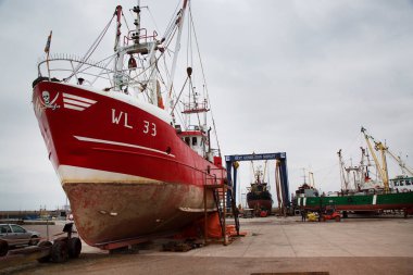 Bulutlu bir günde limanda tekneler