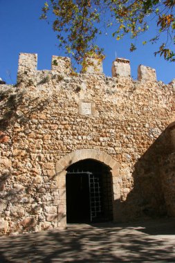 Parlak güneş ışığında eski kale girişi