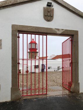 Sahildeki Cabo de Sao Vicente deniz feneri.
