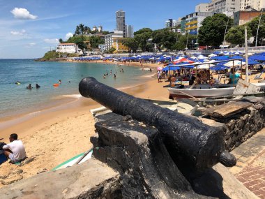 Halkın plaj sahnesinde insanlar gün ışığında